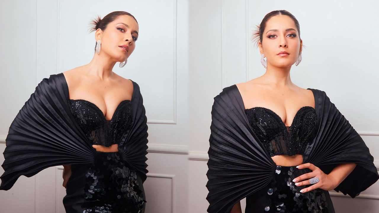 Raashi Khanna Photos: తాజాగా షేర్ చేసిన ఫొటోలు.. గ్లామర్ డోస్ పెంచేసిన రాశీ ఖన్నా..!