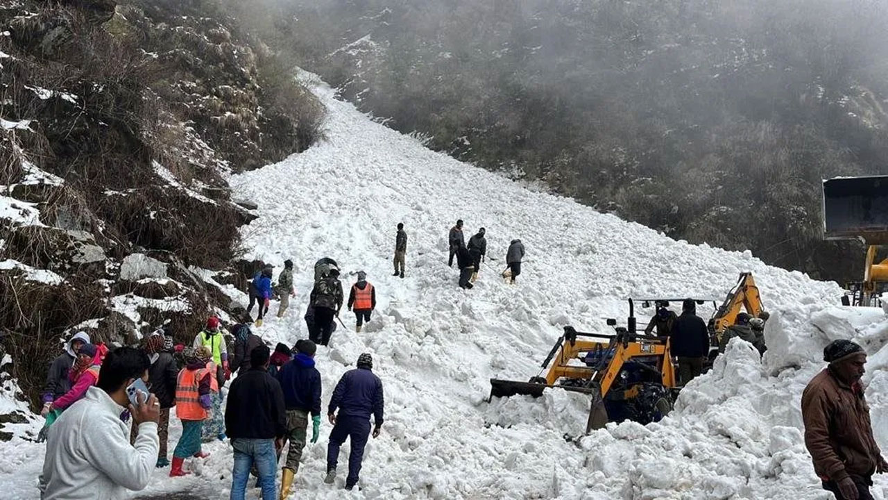 Sikkim : సిక్కింలో విరిగిపడిన  మంచుకొండ.. శిథిలాల క్రింద 20 మంది?...