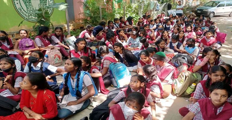 Hyderabad School demolition: తెల్లారేసరికి స్కూల్ మాయం! ఎండలోనే చదువు!