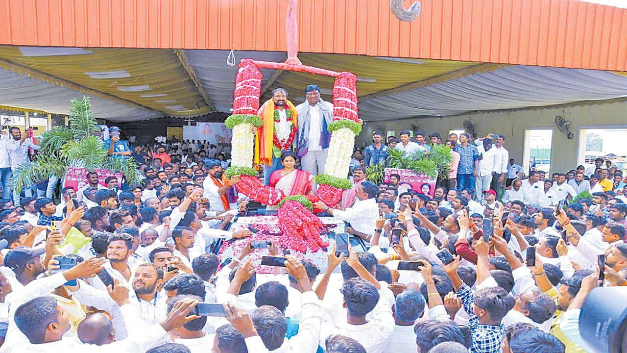  అనంతుడి సేవలో మహేష్‌రెడ్డి దంపతులు