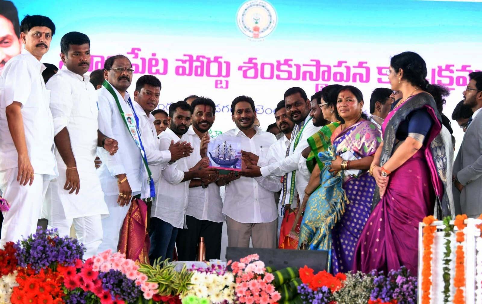 శ్రీకాకుళం జిల్లా భావనపాడులో సీఎం మాట్లాడుతుండగానే వెళ్ళిపోతున్న మహిళలు...