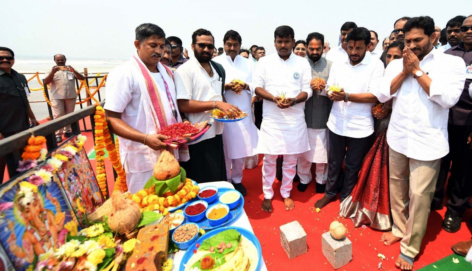 శ్రీకాకుళం జిల్లా భావనపాడులో సీఎం మాట్లాడుతుండగానే వెళ్ళిపోతున్న మహిళలు...