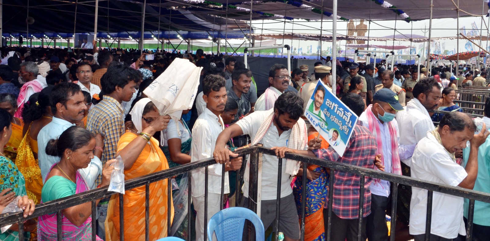 శ్రీకాకుళం జిల్లా భావనపాడులో సీఎం మాట్లాడుతుండగానే వెళ్ళిపోతున్న మహిళలు...