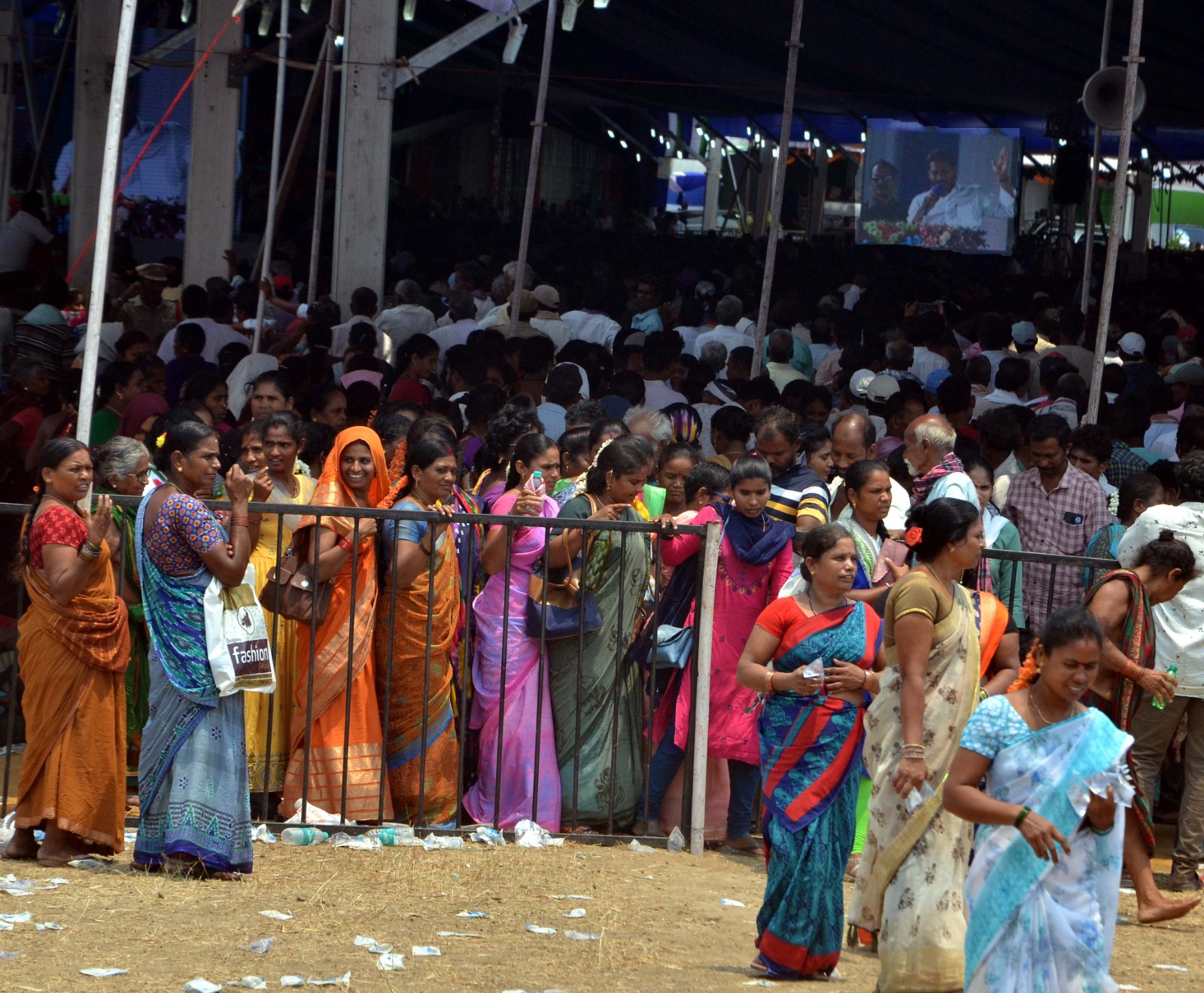 శ్రీకాకుళం జిల్లా భావనపాడులో సీఎం మాట్లాడుతుండగానే వెళ్ళిపోతున్న మహిళలు...