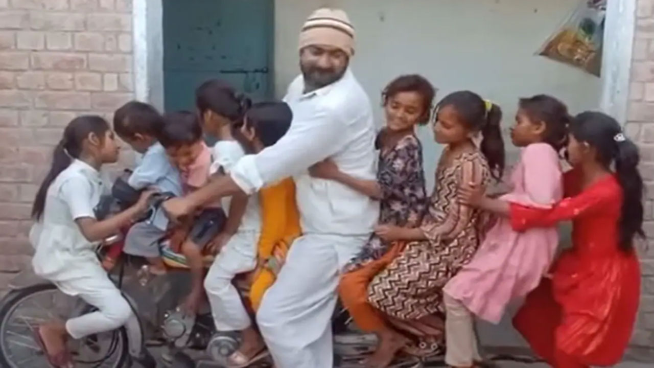 Viral Video: అమ్మ బాబోయ్.. ఇదేం నిర్వాకం.. ఒక్క బైక్‌పై ఏకంగా పది మంది పిల్లలను కూర్చోబెట్టుకుని మరీ..!