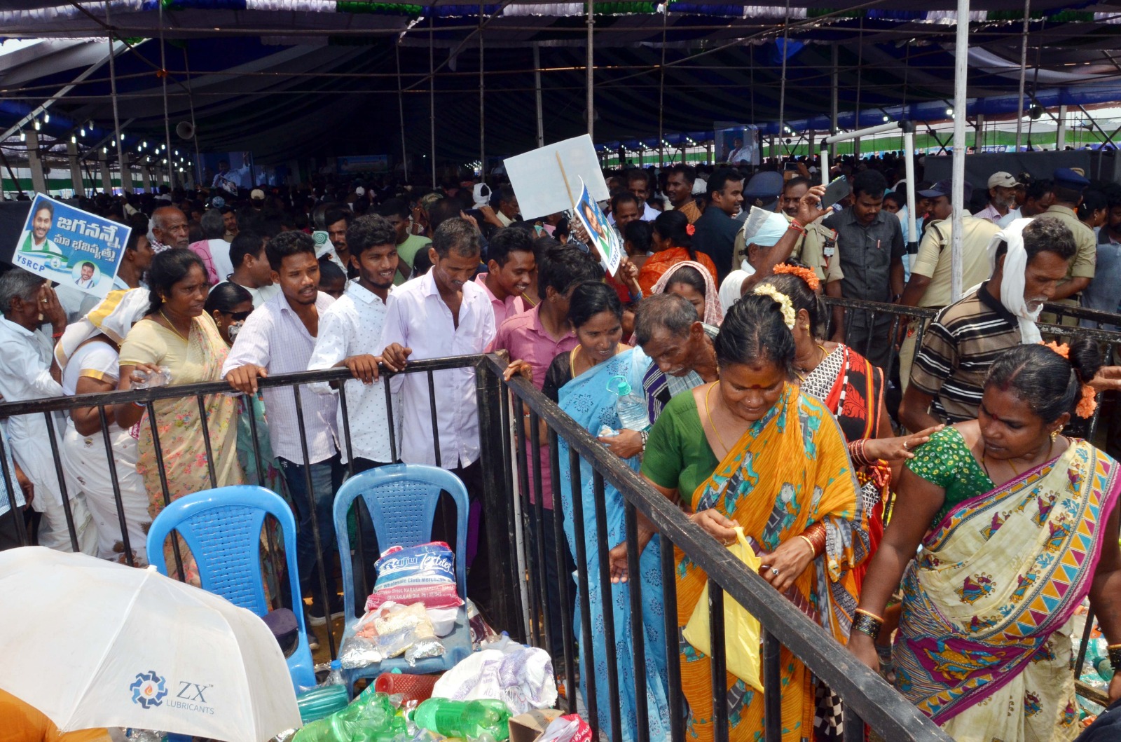 శ్రీకాకుళం జిల్లా భావనపాడులో సీఎం మాట్లాడుతుండగానే వెళ్ళిపోతున్న మహిళలు...