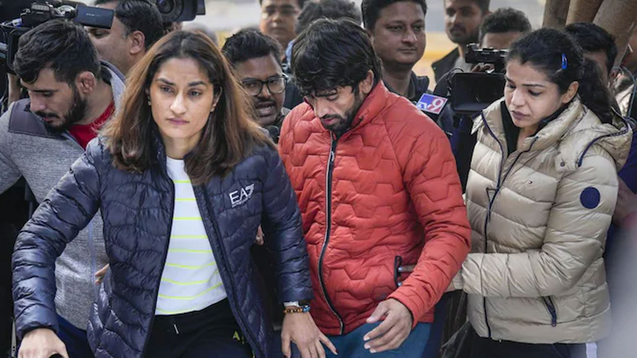 Vinesh Phogat: బ్రిజ్ భూషణ్‌పై లైంగిక ఆరోపణలు.. జంతర్ మంతర్ వద్దకు వినేశ్ ఫొగట్, బజరంగ్ పూనియా