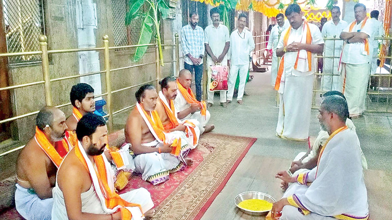 అన్నవరం సత్యదేవుడికి పట్టువస్త్రాలు