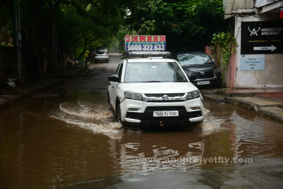 వర్షం.. అస్తవ్యస్తం