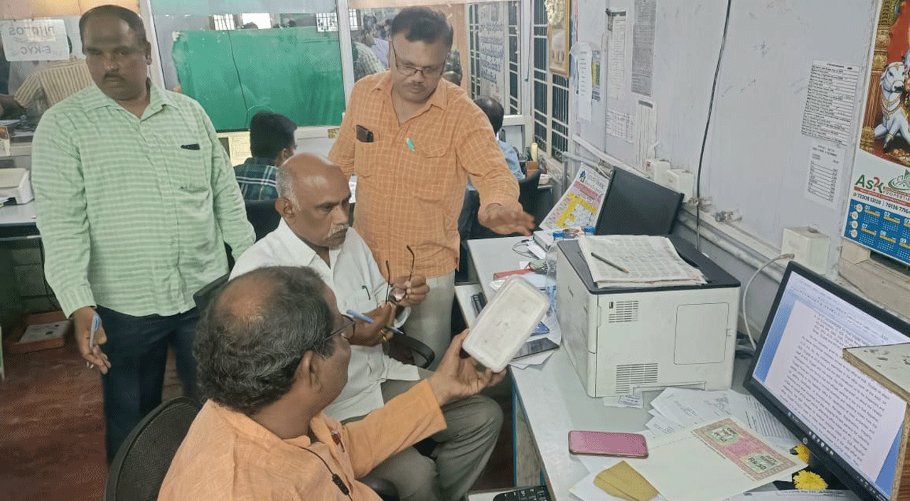  సబ్‌ రిజిస్ట్రార్‌ ఆఫీసులో ఏసీబీ తనిఖీలు