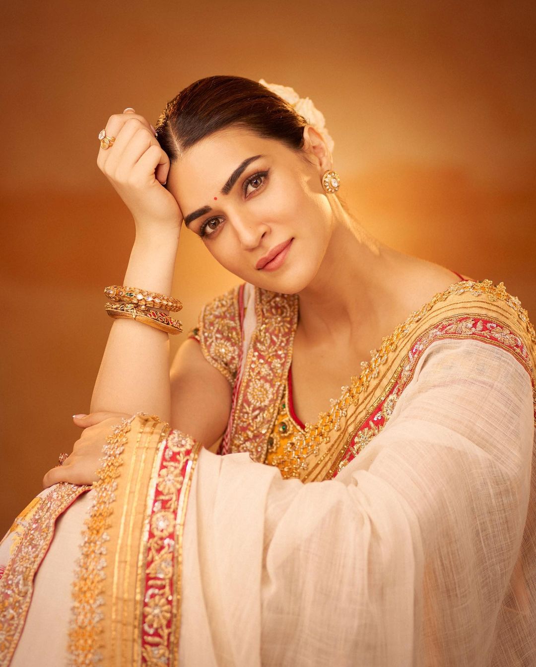 Kriti Sanon: చీరకట్టులో మెరిసిపోతున్న ప్రభాస్ హీరోయిన్.. ఫొటోలు వైరల్..!