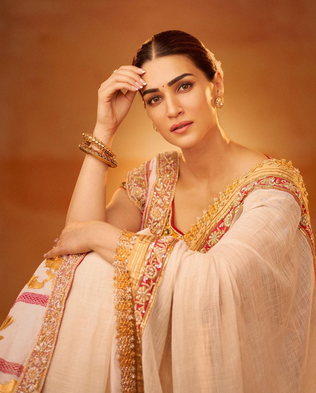 Kriti Sanon: చీరకట్టులో మెరిసిపోతున్న ప్రభాస్ హీరోయిన్.. ఫొటోలు వైరల్..!