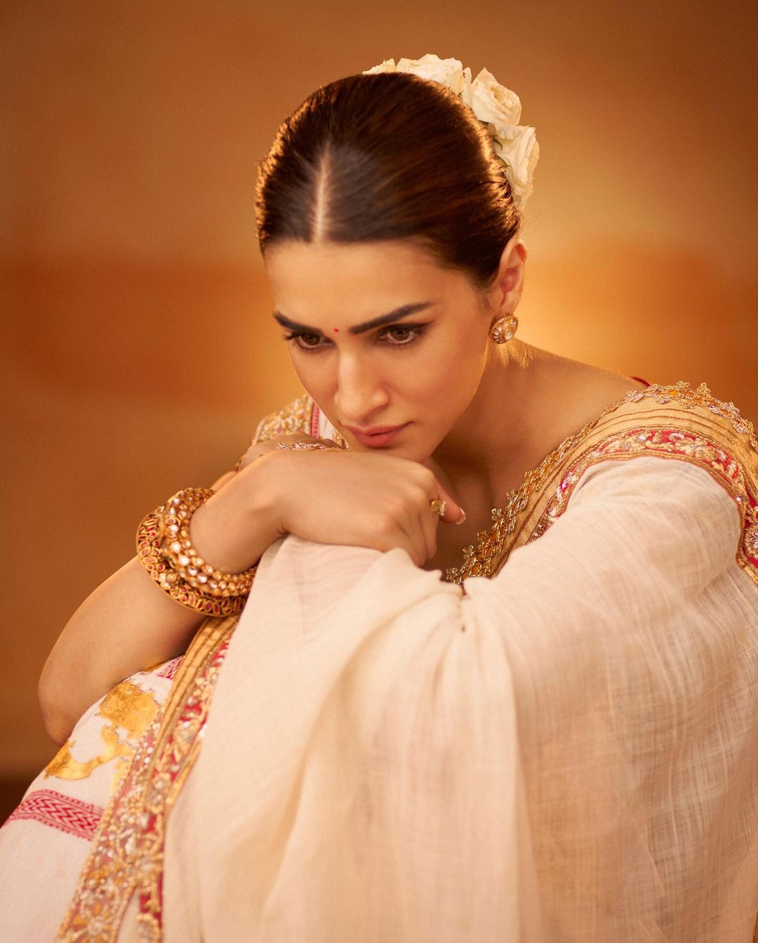 Kriti Sanon: చీరకట్టులో మెరిసిపోతున్న ప్రభాస్ హీరోయిన్.. ఫొటోలు వైరల్..!