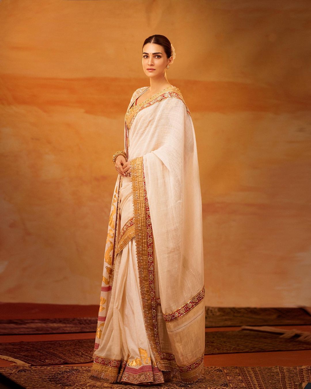 Kriti Sanon: చీరకట్టులో మెరిసిపోతున్న ప్రభాస్ హీరోయిన్.. ఫొటోలు వైరల్..!