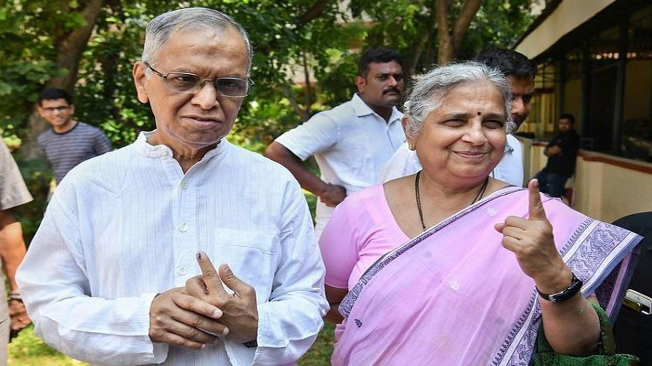 Karnataka Polls: ఓటేసిన నారాయణమూర్తి దంపతులు...యువ ఓటర్లకు సుధామూర్తి సందేశం