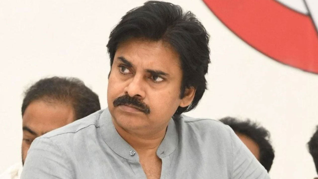 Pawan Kalyan: కోనసీమలో పవన్ కల్యాణ్ పర్యటన.. పంటనష్టపోయిన రైతులకు పరామర్శ..