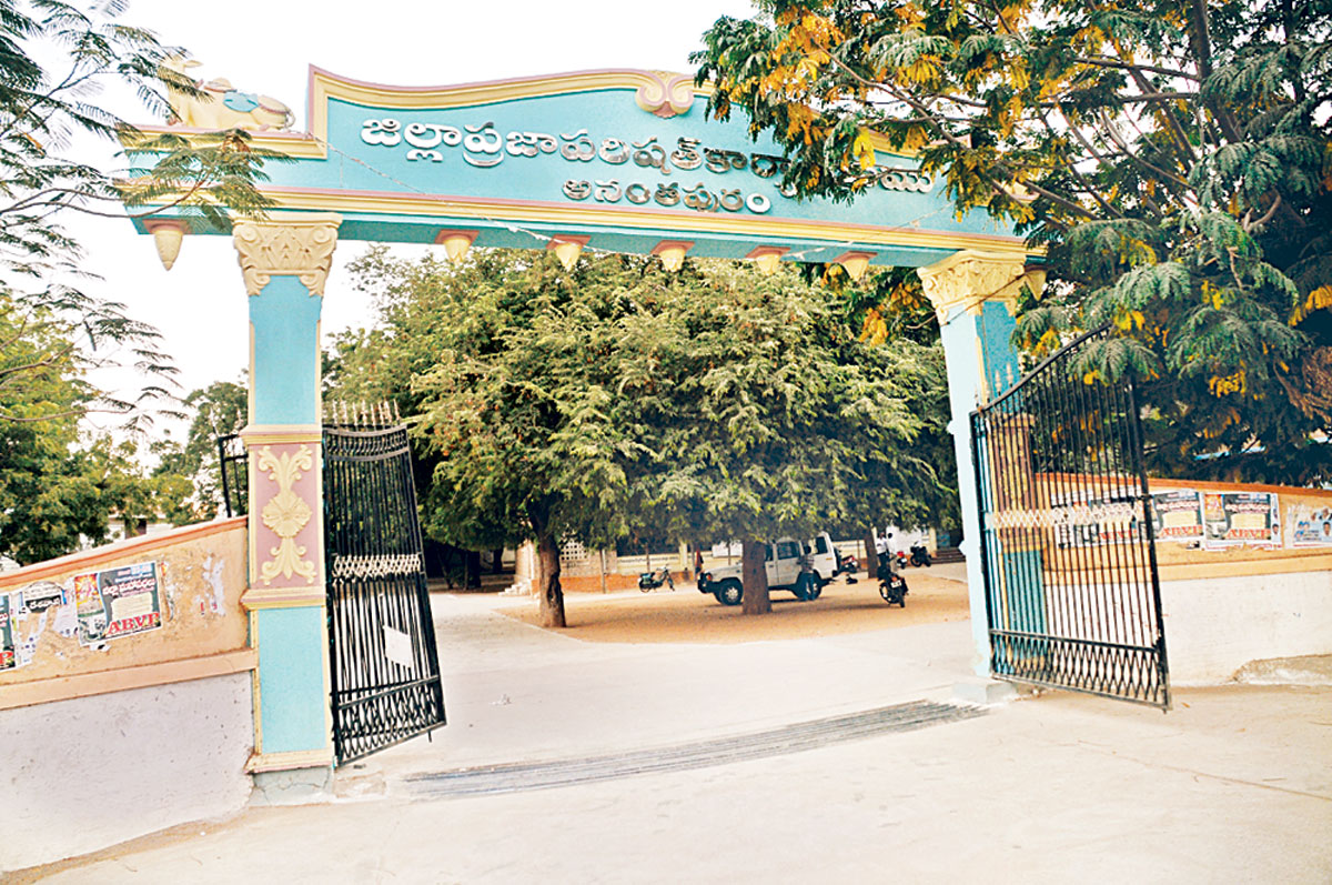 దీర్ఘకాలిక సెలవులో జడ్పీ సీఈఓ?