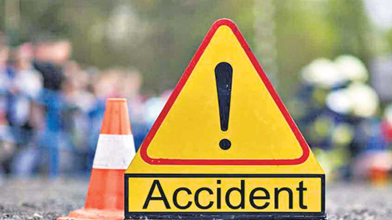 Road Accident: పశ్చిమగోదావరి జిల్లాలో ఘోర రోడ్డు ప్రమాదం