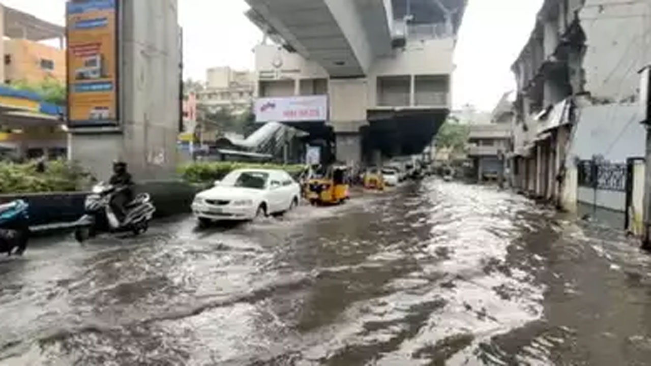 Hyderabad City: హైదరాబాద్ నగరంలో భారీవర్షం...రోడ్లు జలమయం