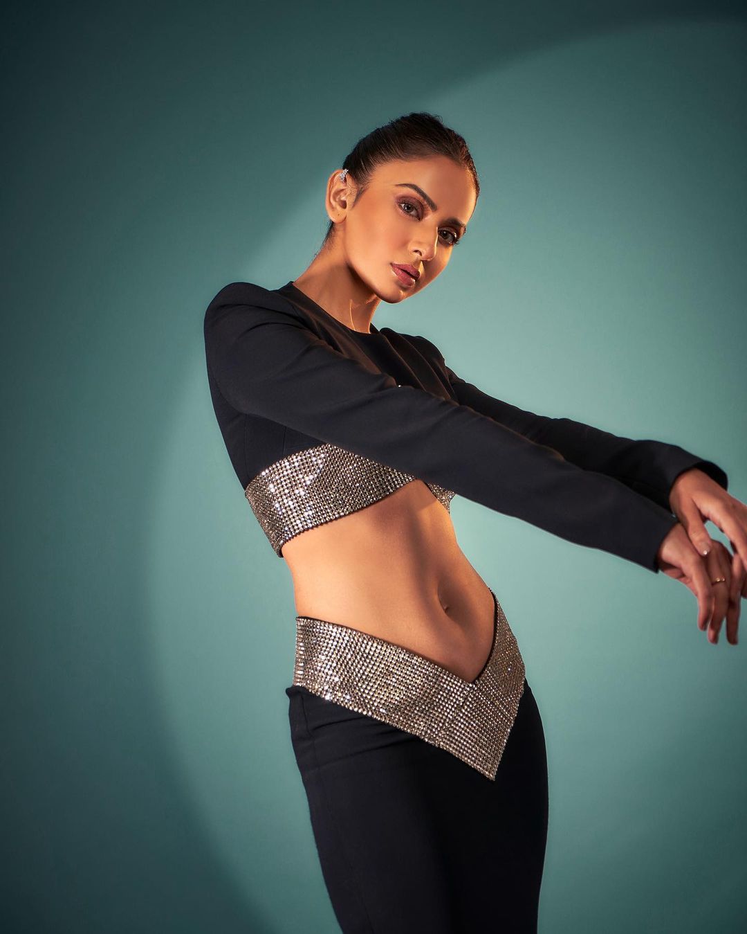 Rakul Preet Singh: లేటెస్ట్ ఫొటో షూట్‌తో సోషల్ మీడియాను షేక్ చేస్తోన్న రకుల్..!