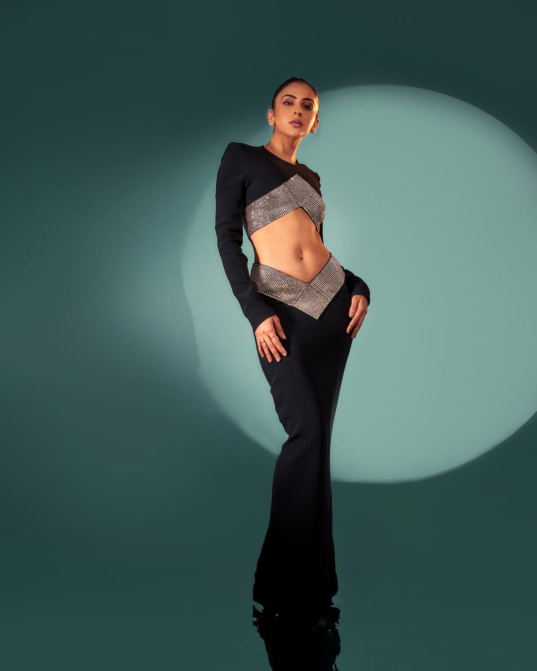 Rakul Preet Singh: లేటెస్ట్ ఫొటో షూట్‌తో సోషల్ మీడియాను షేక్ చేస్తోన్న రకుల్..!