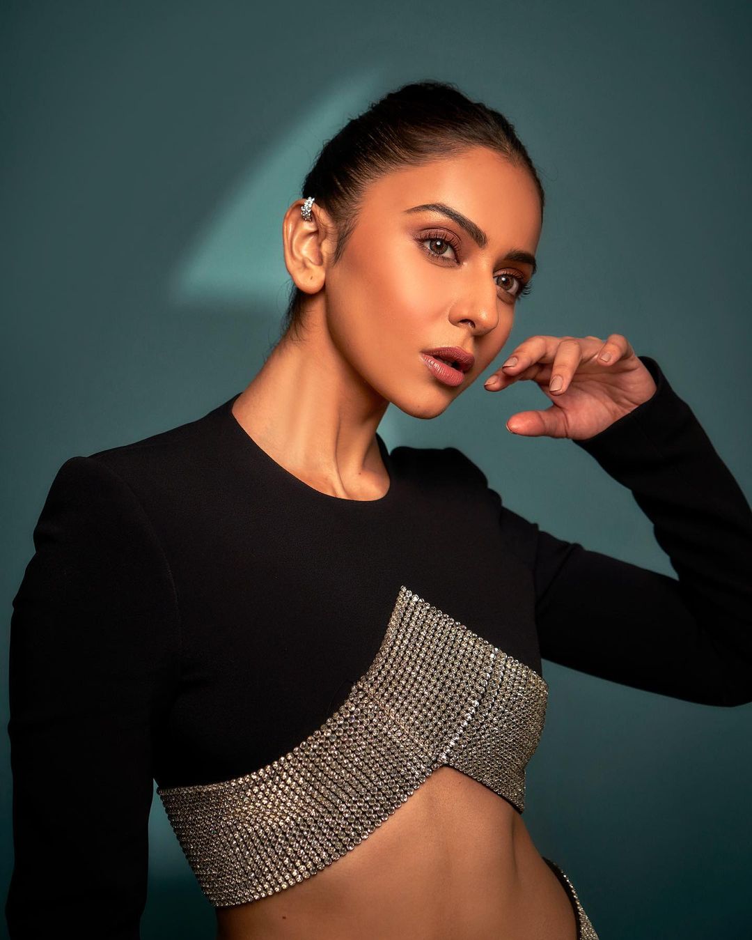 Rakul Preet Singh: లేటెస్ట్ ఫొటో షూట్‌తో సోషల్ మీడియాను షేక్ చేస్తోన్న రకుల్..!