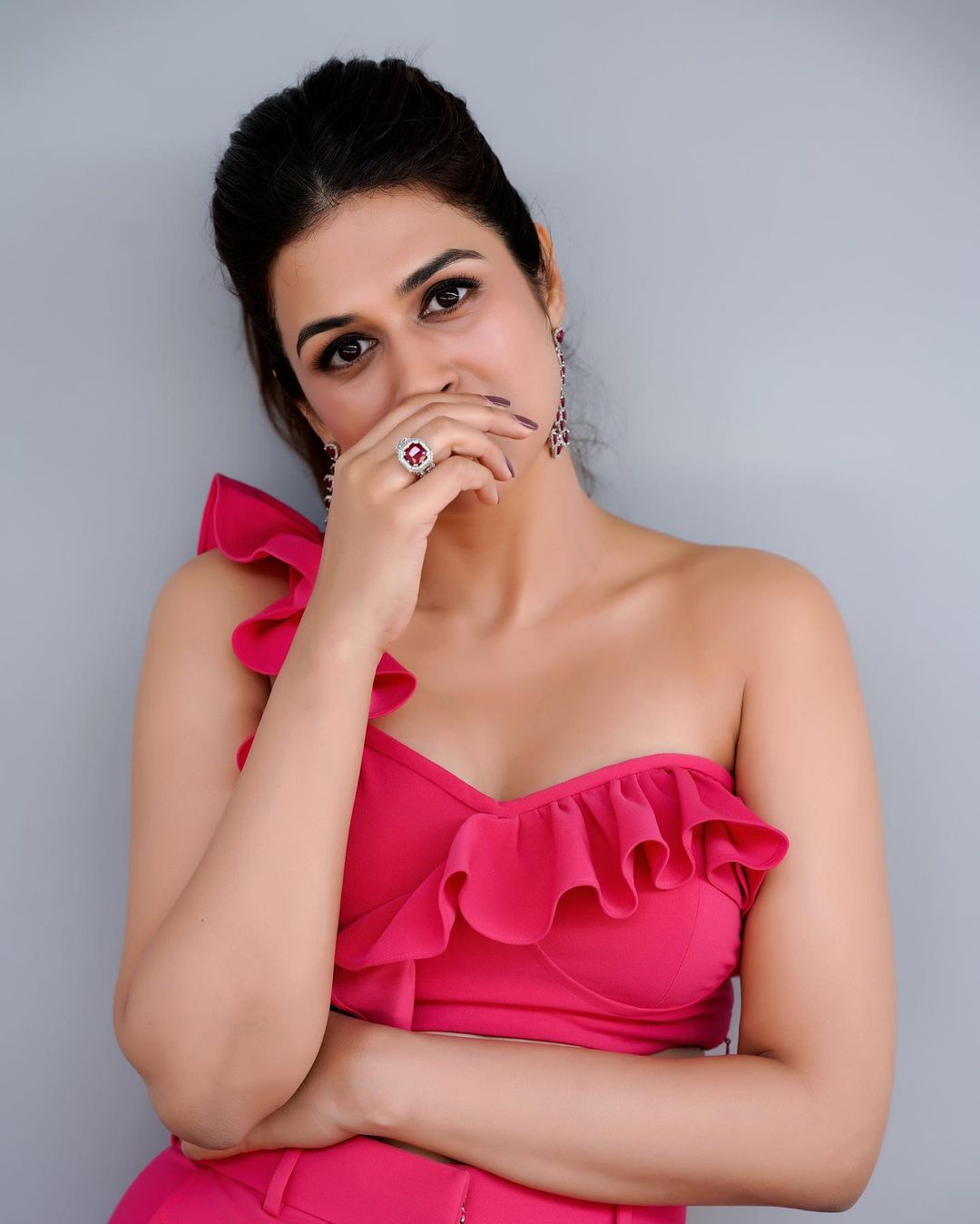 Shraddha Das: రొమాంటిక్ లుక్స్‌తో కుర్రకారును కట్టిపడేస్తోన్న శ్రద్ధాదాస్