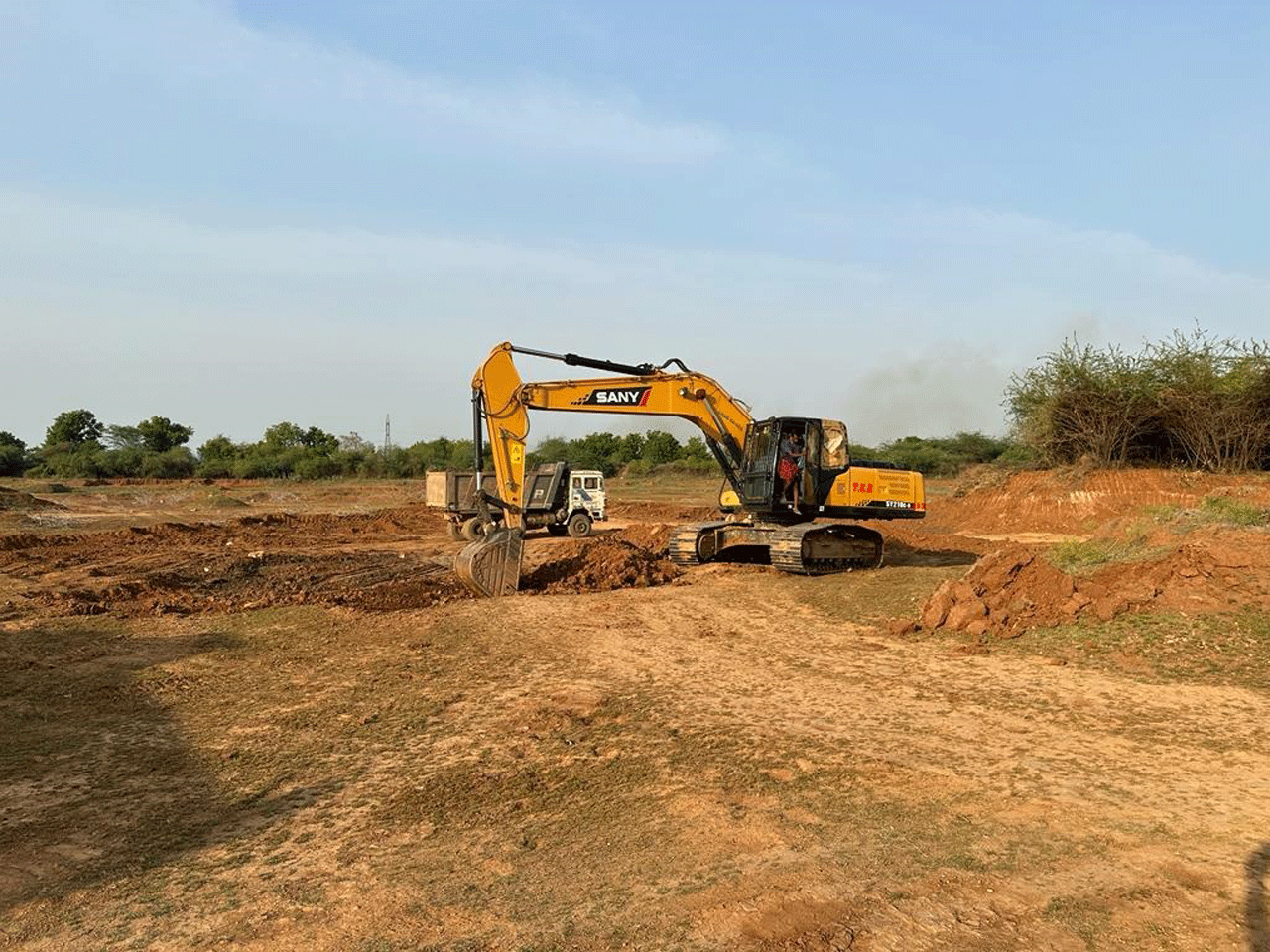 మట్టి తవ్వు.. కోట్లు పట్టు...