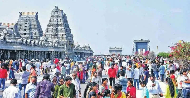 Yadadri: యాదగిరిగుట్టలో భక్తుల రద్దీ