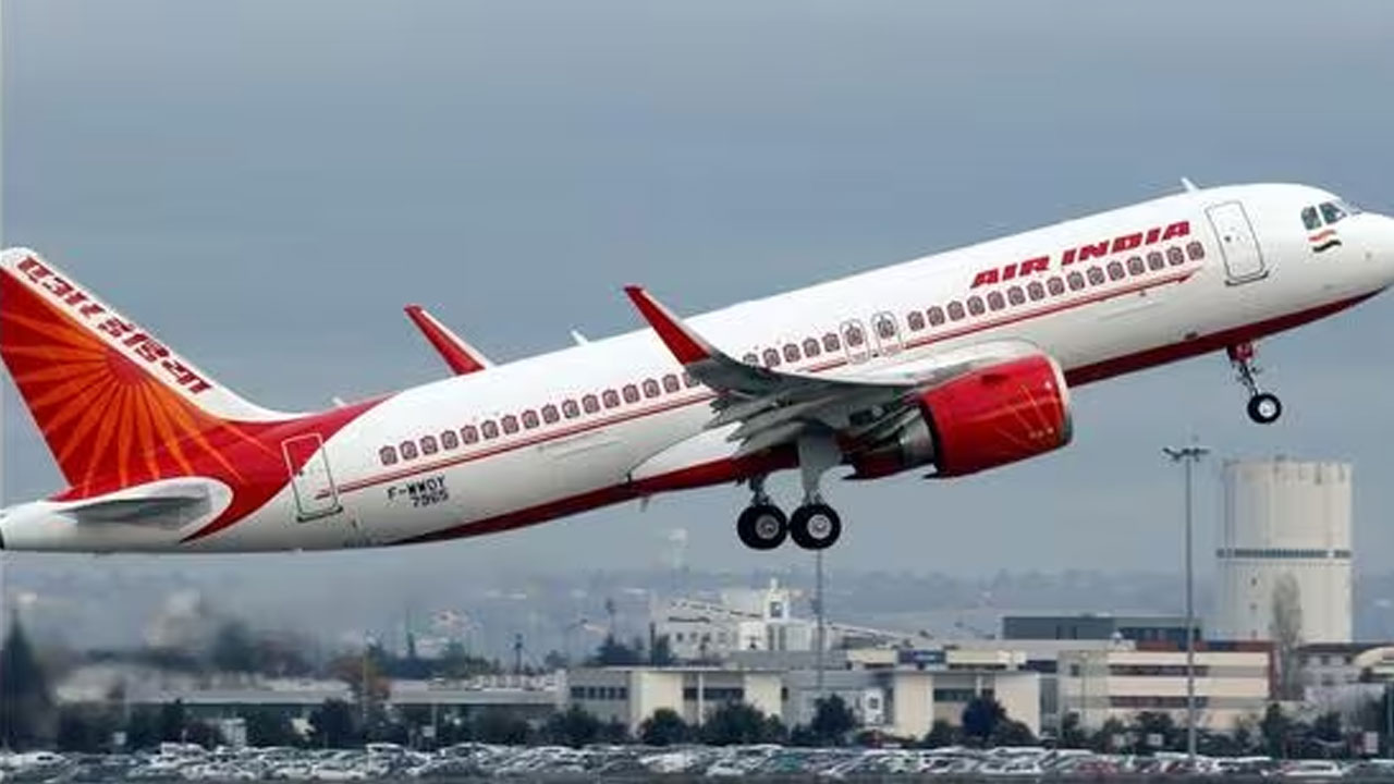 Air India : గర్ల ఫ్రెండ్‌ని కాక్‌పిట్‌లో కూర్చోబెట్టిన పైలట్.. ఎయిరిండియాకు భారీ జరిమానా..