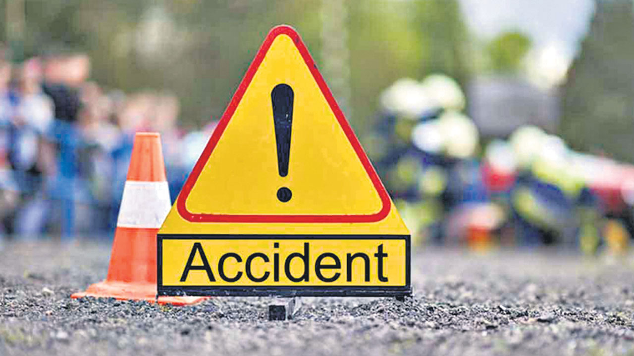 Road Accident: ఏపీలో ఘోర రోడ్డు ప్రమాదం.. ఐదుగురు తెలంగాణ కూలీలు మృతి