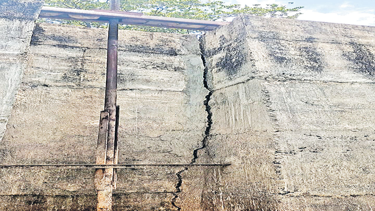 సంగెం చెరువు తూముకు నెర్రెలు