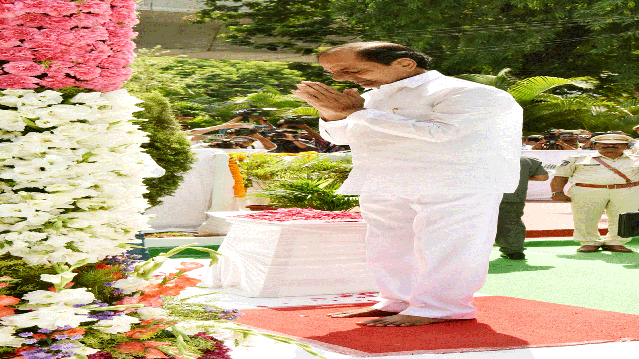 CM KCR : ఈ దశాబ్ది ఉత్సవాల్లోనే.. పేదలకు ఇళ్లస్థలాలు