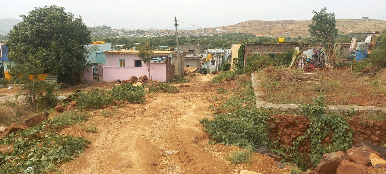 మౌలిక వసతులకు నోచుకోని కాలనీ | A colony without infrastructure