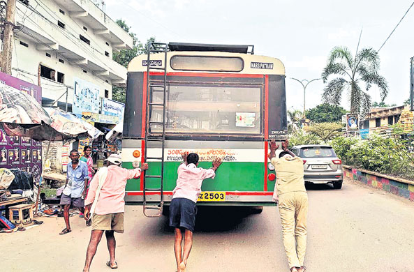 Red Bus Problem నెట్టరనెట్టు హైస్సా.. | buses problem