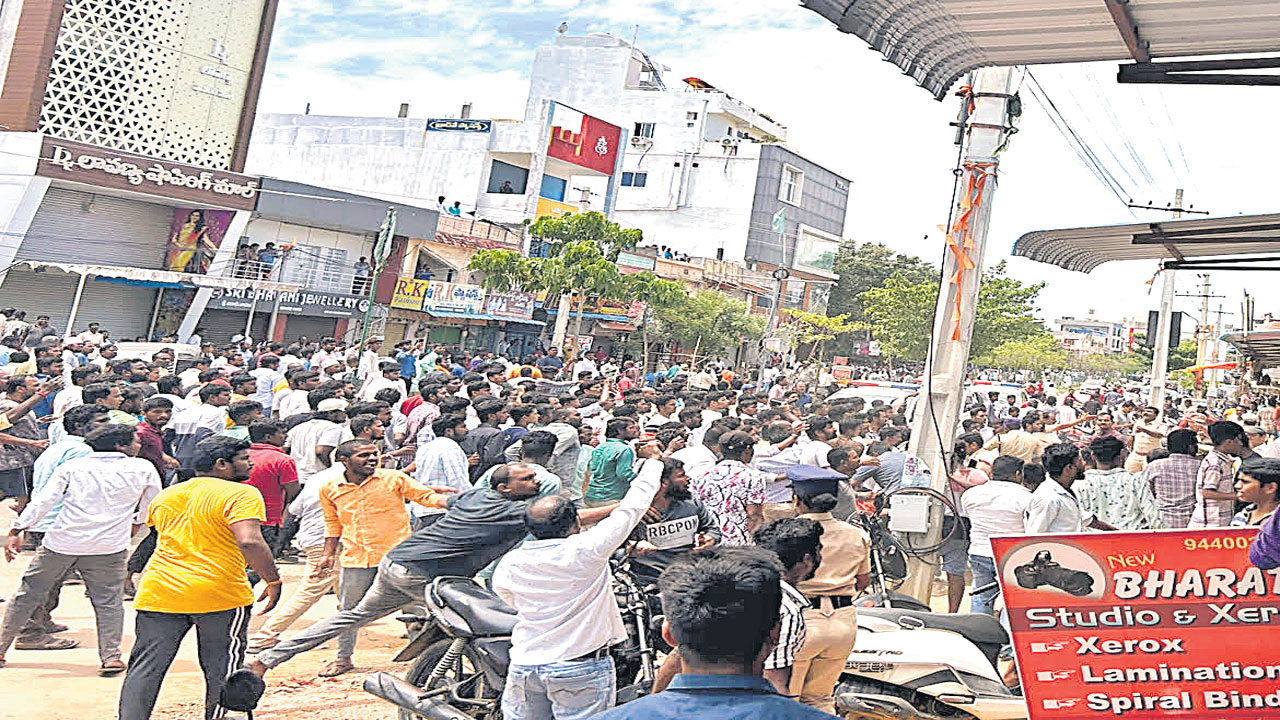 శివాజీ విగ్రహం వద్ద మూత్ర విసర్జన