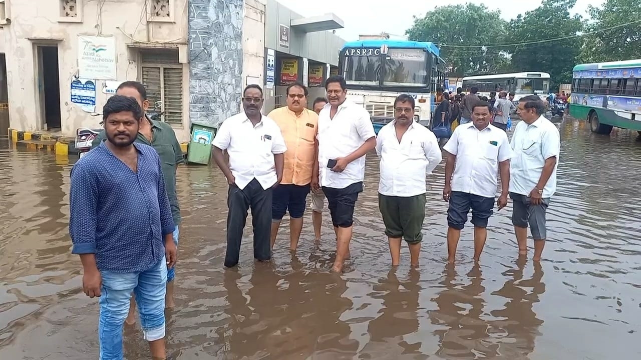   బందరు, గుడివాడలో రోడ్లు జలమయం
