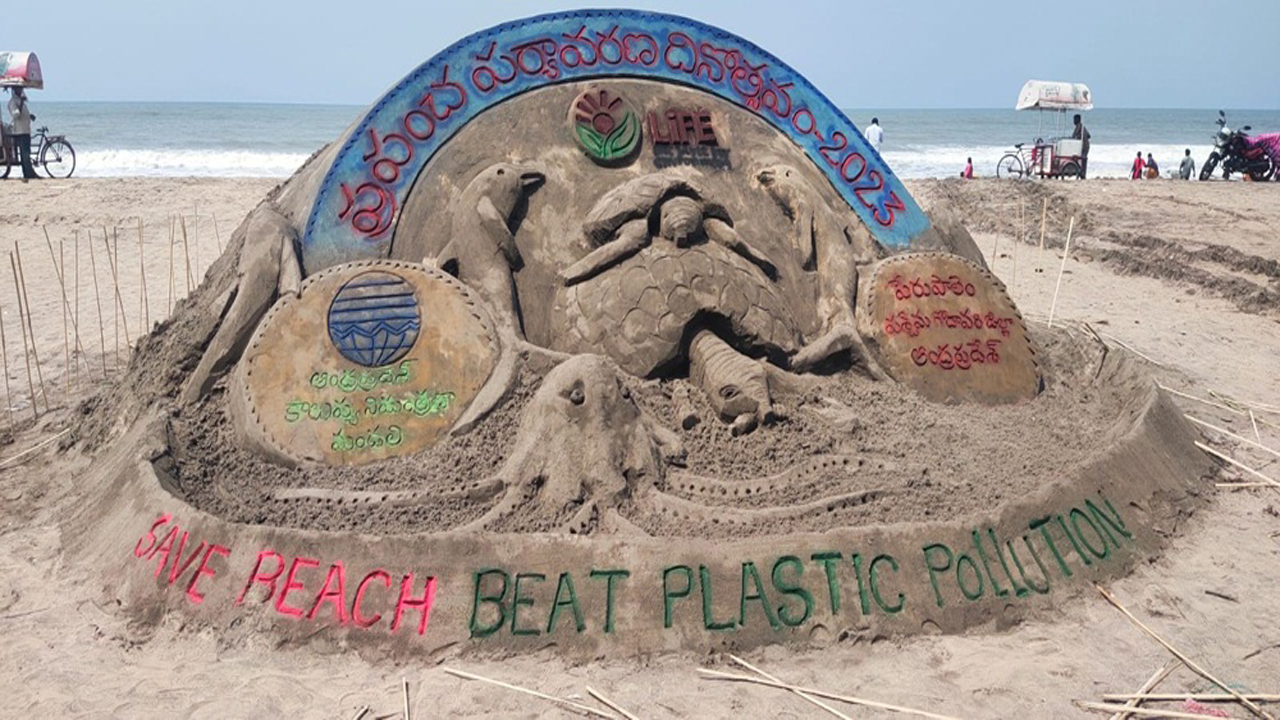 ఆకట్టుకున్న సైకత శిల్పం