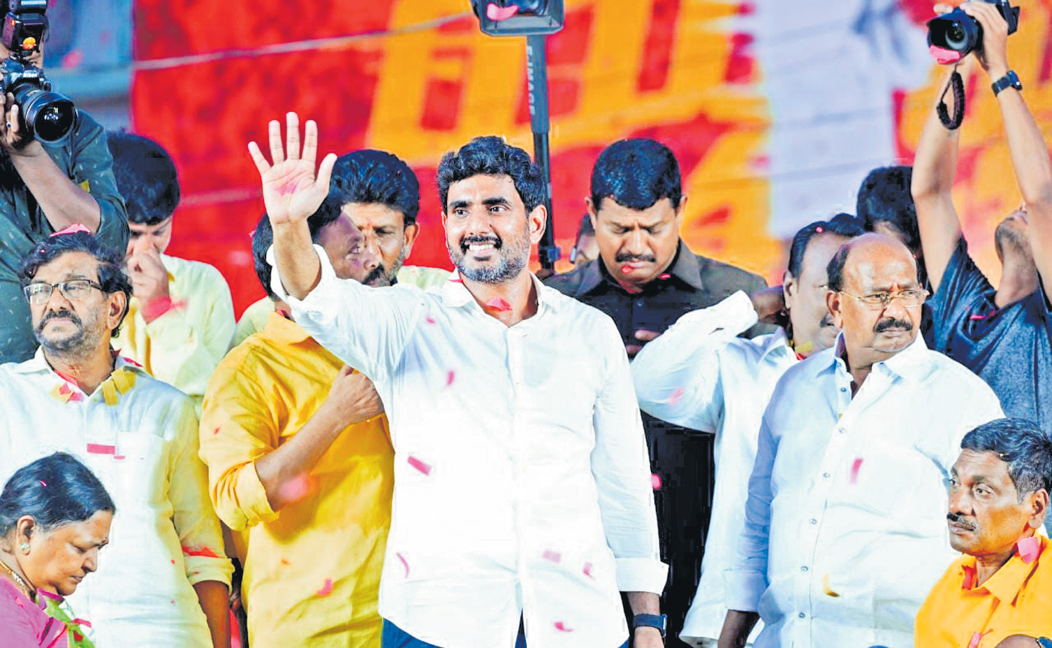 Nara Lokesh ఎంపీలంతా ఏం చేస్తున్నారు Tdp Youth Leader Nara Lokesh In Yuvagalam Padayatra