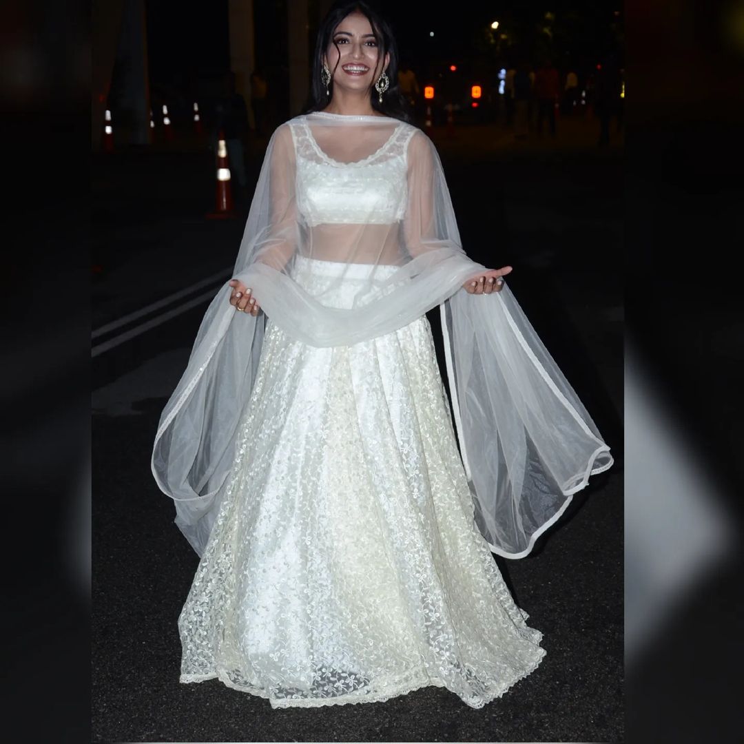 Ananya Nagalla: వికసించిన తామర పువ్వులా అనన్య నాగళ్ల.. ఫొటోలు వైరల్..!