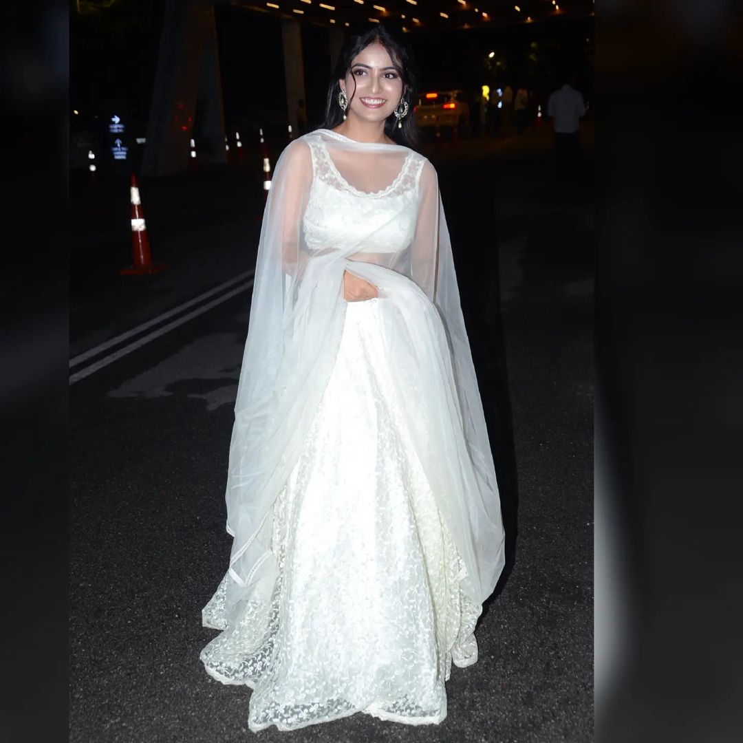 Ananya Nagalla: వికసించిన తామర పువ్వులా అనన్య నాగళ్ల.. ఫొటోలు వైరల్..!