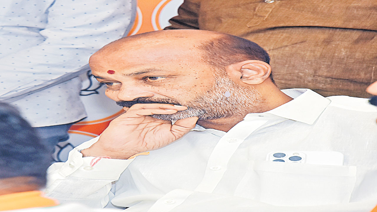 Bandi Sanjay : జీవితంలో కొన్ని అధ్యాయాలు ముగింపు దశకు రాకముందే ముగిసిపోతాయి