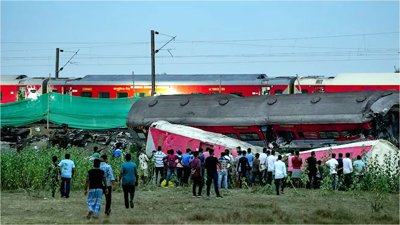 Odisha train accident: ప్రమాదానికి గురైన రైల్ కోచ్‌ల నుంచి ఒకటే దుర్వాసన.. ఇంకా శవాలు ఉన్నాయా?.. రైల్వే అధికారి సమాధానమిదే...
