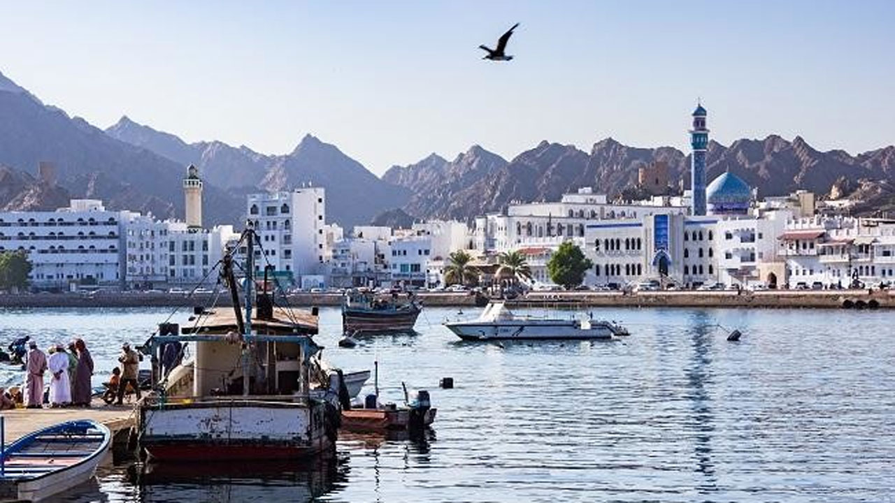 Oman: కువైత్ బాటలోనే ఒమాన్.. భారీగా ప్రవాస కార్మికులపై బహిష్కరణ వేటు.. నెల రోజుల్లోనే ఎంతమందిని వెళ్లగొట్టిందంటే..