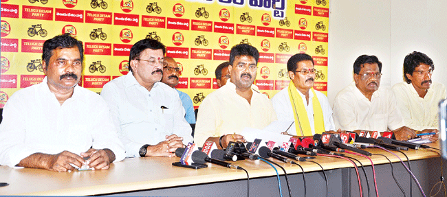 కేజీబీవీల్లో మహిళా ఉపాధ్యాయుల తొలగింపు అన్యాయం