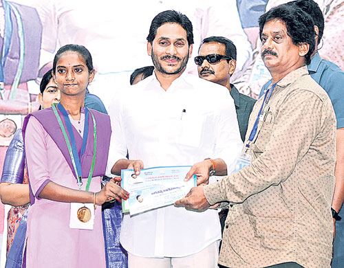 ప్రతిభావంతులైన విద్యార్థులకు బహుమతులు