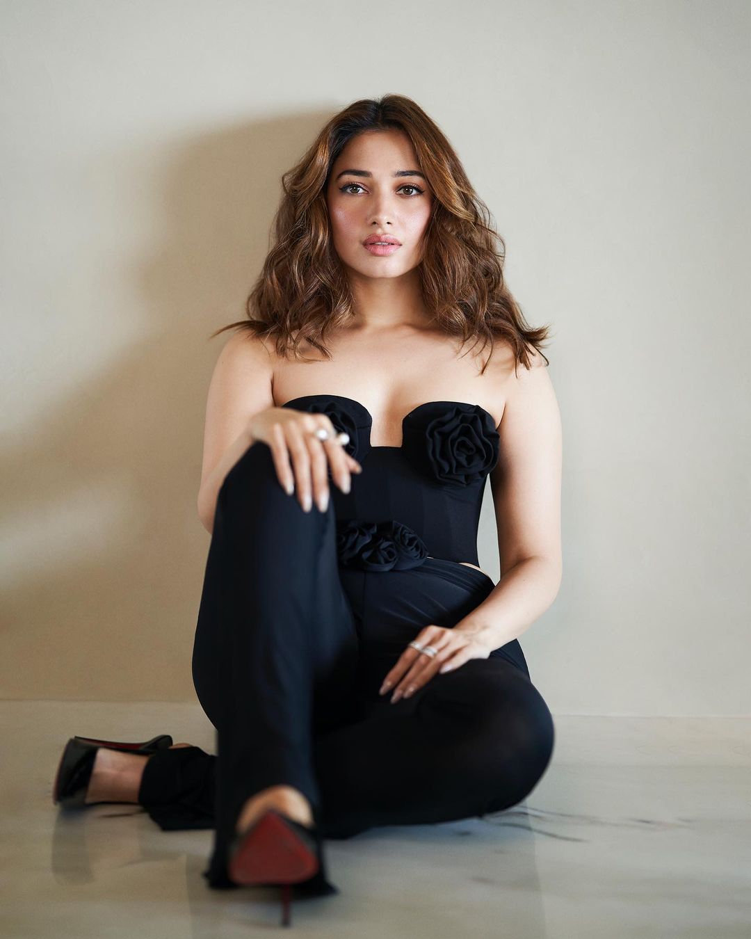 Tamannaah Bhatia: బ్లాక్ డ్రెస్సులో మిల్కీ బ్యూటీ అందాలు.. ఇలా ఎప్పుడు చూసి ఉండరు!