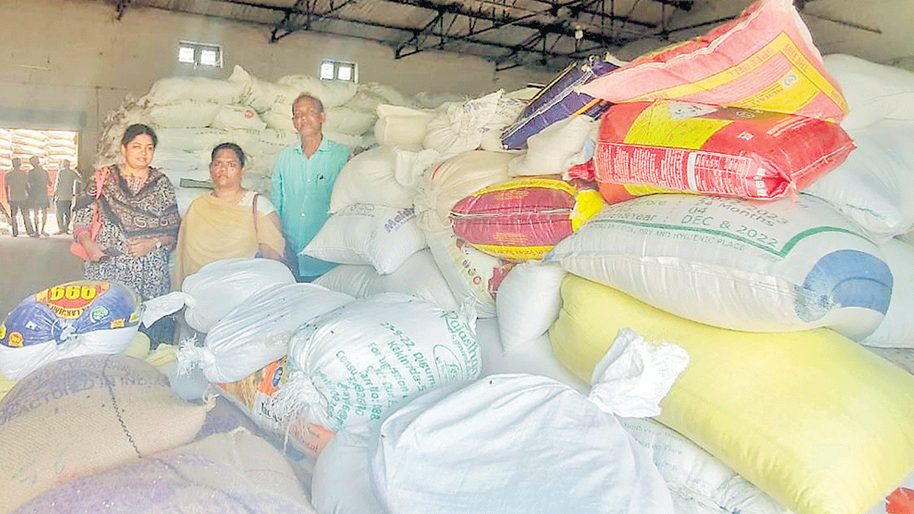 అక్రమాలు తగ్గేదేలే! | ration pds rice vigilence attacks