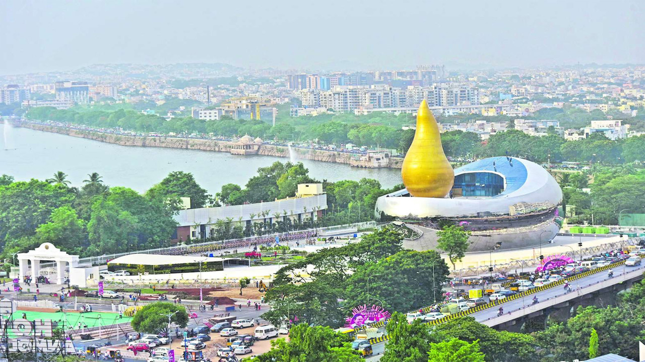 అమరుల త్యాగాలు గుర్తొచ్చేలా స్మారక చిహ్నం