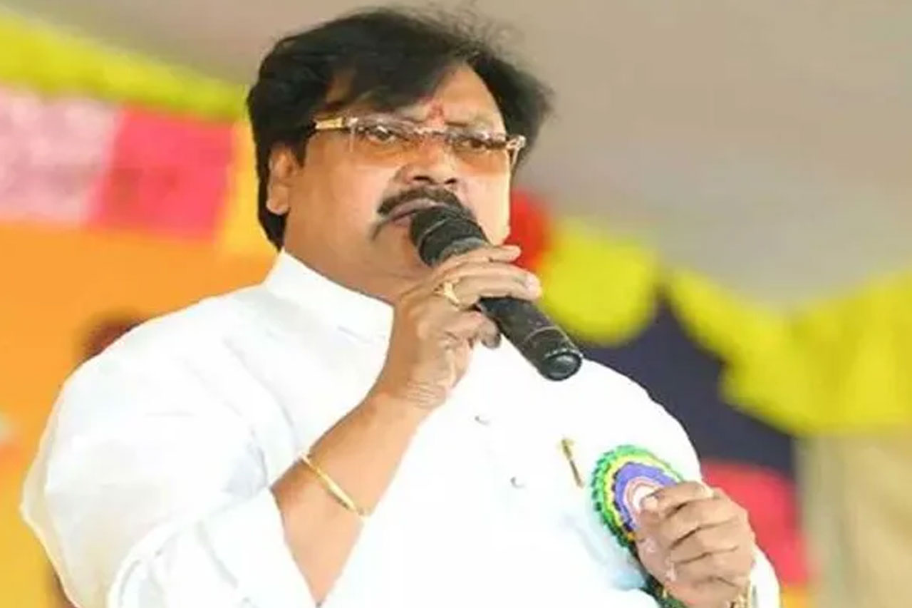 Varla Ramaiah: వివేకా హత్య కేసులో అన్నీ తెలిసే జగన్‌ బుకాయిస్తున్నారు